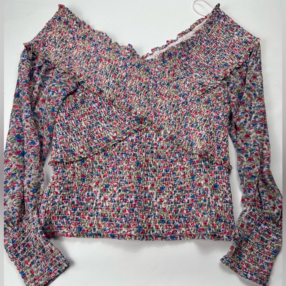 Steve Madden floral stretchy v neck top. Flowly sleeve. Smocking . Size Large